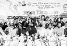 পূর্ব বাকলিয়ায় ১ হাজার পরিবারকে খাদ্যসামগ্রী দিলেন সিটি মেয়র