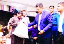বন্যাদুর্গত ২০০ প্রতিবন্ধীর মাঝে ত্রাণসামগ্রী বিতরণ করলেন ডিসি