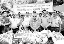 হাটহাজারীতে বন্যাদুর্গতদের মাঝে চবি প্রশাসনের ত্রাণ বিতরণ