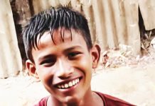 মায়ের সামনেই বানের পানিতে তলিয়ে গেল ছেলে