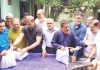 পানিবন্দি মানুষের মাঝে বিভিন্ন সংগঠনের ত্রাণ বিতরণ