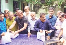 পানিবন্দি মানুষের মাঝে বিভিন্ন সংগঠনের ত্রাণ বিতরণ