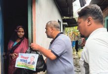 উত্তর পতেঙ্গায় পানিবন্দি পরিবারের মাঝে শুকনো খাবার বিতরণ