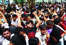 ভারতের শিক্ষামন্ত্রীর পদত্যাগ, শেষ হলো ককরোচদের ৩৬ দিনের আন্দোলন