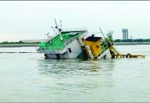 বন্দর চ্যানেলে মুখোমুখি সংঘর্ষে ডুবে গেল লাইটারেজ জাহাজ