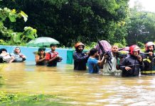 প্রসববেদনায় কাতর পানিবন্দী নারী, উদ্ধার করে হাসপাতালে পৌঁছালো ফায়ার সার্ভিস