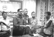 ৩৩০০ পরিচ্ছন্ন শ্রমিকের মাঝে রেইনকোট বিতরণ মেয়রের