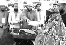 বন্যায় ক্ষতিগ্রস্তদের মাঝে ন্যাশনাল ইংলিশ স্কুল চিটাগাংয়ের আর্থিক সহায়তা
