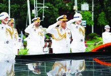 শিখা অনির্বাণে নবনিযুক্ত নৌবাহিনী প্রধানের শ্রদ্ধা নিবেদন