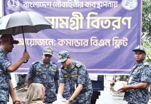 পানিবন্দিদের খাবার পৌঁছে দিল নৌবাহিনী