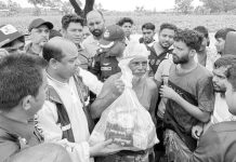 চন্দনাইশ-সাতকানিয়ায় বন্যা কবলিত ৩০ হাজার পরিবারে ত্রাণ বিতরণ এমপি জসীমের