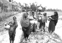 কাদা মাড়িয়ে দূর গ্রাম থেকে সুপেয় পানি সংগ্রহ