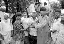 পেকুয়ার টইটংয়ে বানভাসির মাঝে উপহারসামগ্রী বিতরণ