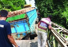ইটবোঝাই ট্রাকের ভারে ভেঙে গেল সেতুর পাটাতন