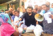 নদী পাড়ে ড্রেজার ও বালুর স্তূপ, গাড়ি থামিয়ে এমপি হুমাম কাদেরের ক্ষোভ