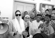 গিয়াস উদ্দিন কাদের এমপির ব্যক্তিগত ত্রাণ বন্যাদুর্গত মানুষের হাতে