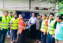 বাঁশখালীর বন্যাদুর্গত মানুষের মাঝে খাদ্য সামগ্রী বিতরণ