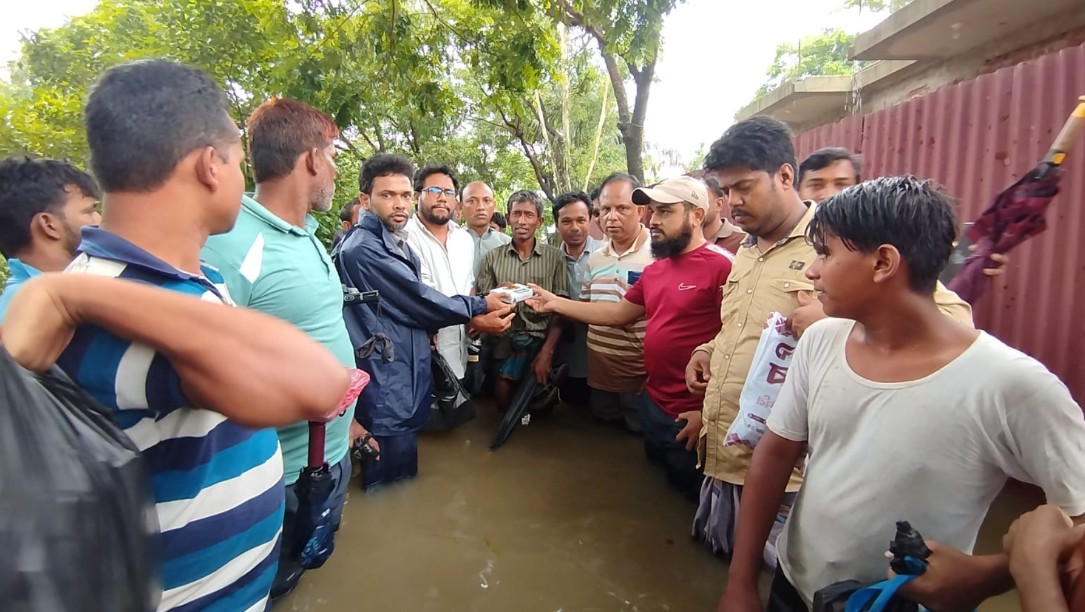 বাঁশখালীতে বন্যায় ক্ষতিগ্রস্ত পরিবারের মাঝে তারেক রহমানের পক্ষ থেকে নগদ অর্থ সহায়তা – দৈনিক আজাদী বাঁশখালীতে বন্যায় ক্ষতিগ্রস্ত পরিবারের মাঝে তারেক রহমানের পক্ষ থেকে নগদ অর্থ সহায়তা – দৈনিক আজাদী