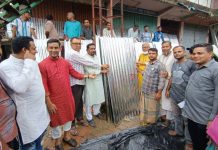বাঁশখালীর কালীপুরে বন্যাদুর্গত ৫০ পরিবারের মাঝে ঢেউটিন বিতরণ