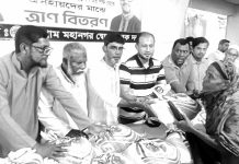 ভারী বর্ষণে ক্ষতিগ্রস্ত পরিবারের মাঝে চসিকের চাল বিতরণ