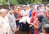 সীতাকুণ্ডে পানিবন্দি মানুষদের মাঝে উপজেলা প্রশাসনের খাবার বিতরণ