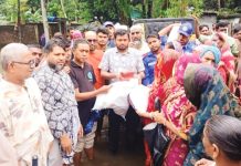 সীতাকুণ্ডে পানিবন্দি মানুষদের মাঝে উপজেলা প্রশাসনের খাবার বিতরণ