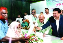 মৃত্যুবরণকারী ১২ শ্রমিকের পরিবারের মাঝে ৭ লাখ ২০ হাজার টাকার চেক বিতরণ