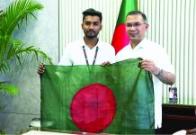 জুলাইয়ের রক্তমাখা পতাকা নিয়ে প্রধানমন্ত্রীর সঙ্গে দেখা করলেন ছাত্রদল নেতা