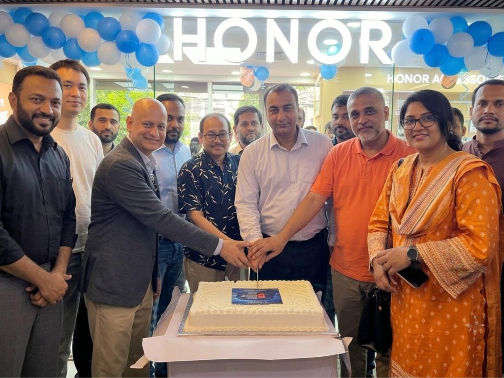 চট্টগ্রামে অনারের নতুন ব্র্যান্ডশপ উদ্বোধন: মূল আকর্ষণ মানবসদৃশ রোবট – দৈনিক আজাদী
