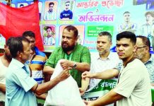 বাঁশখালীতে বন্যাদুর্গতদের মাঝে বিএইচআরএফের ত্রাণ বিতরণ