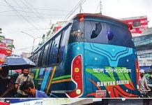 গাড়ি ভাঙচুরের পর যাত্রীরা তুলে নিলেন মালিক-কর্মচারীকে