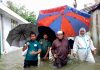 পানিবন্দি মানুষের পাশে মঈনউদ্দীন চৌধুরী খোকা