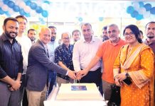 মানবসদৃশ রোবট নিয়ে চট্টগ্রামে অনারের নতুন ব্র্যান্ডশপের যাত্রা