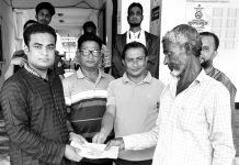সন্দ্বীপে বন্যাদুর্গতদের মাঝে আর্থিক সহায়তা