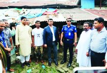 ক্ষতিগ্রস্তদের বিস্তারিত তথ্য সংগ্রহ করলেন জেলা প্রশাসক