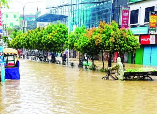 ভারী বর্ষণের সাথে জোয়ারের পানি, নগরে আবারও জলাবদ্ধতা