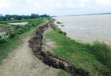 বেড়িবাঁধে বড় ধরনের ফাটল