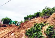 বন্যায় পাহাড় ধসে পড়া মাটি সড়ক সংস্কারের নামে বিক্রির অভিযোগ