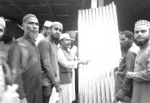 বাঁশখালীতে বন্যাদুর্গত ৩০ পরিবারের মাঝে টিন বিতরণ