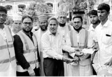 বাঁশখালীতে নগদ অর্থ ও ঢেউটিন বিতরণ