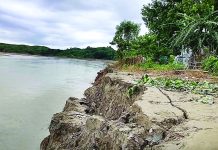 মাতামুহুরী ভাঙছে, আতঙ্কে নদীপাড়ের মানুষ