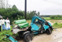 যাত্রীবাহী বাসের ধাক্কায় উড়ে গেল লেগুনার ছাদ, নিহত ৪
