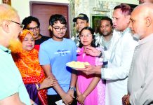 সাদমানের হাতে প্রধানমন্ত্রীর উপহার পৌঁছে দিলেন মহানগর বিএনপির নেতৃবৃন্দ