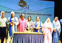 উস্তাদ আজিজুল ইসলাম ও খালেদা আউয়ালকে সম্মাননা প্রদান