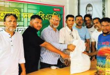 ইপিজেডে আমির খসরুর পক্ষে উপহার সামগ্রী বিতরণ