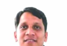 গির্জার আঙিনায় স্নিগ্ধ বিকেল