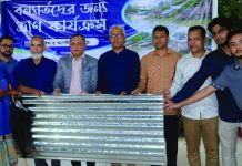 বাঁশখালীর বন্যার্তদের মাঝে প্রিমিয়ার ভার্সিটির ত্রাণ সামগ্রী বিতরণ