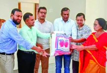 কাপ্তাইয়ে খামারিদের মাঝে গো-খাদ্য বিতরণ