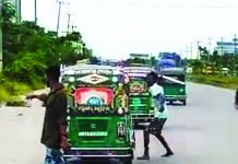 সড়কে গাড়ি ভাঙচুর, মানসিক ভারসাম্যহীন যুবককে গণপিটুনি