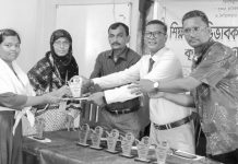 শিক্ষার্থীদের ডিভাইসে নিরুৎসাহিত করার আহ্বান
